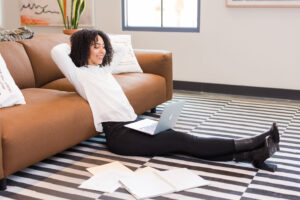 girl relaxing seeing her laptop